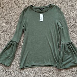 Green long sleeve top with flowy sleeve details 
Size medium 
New with tags